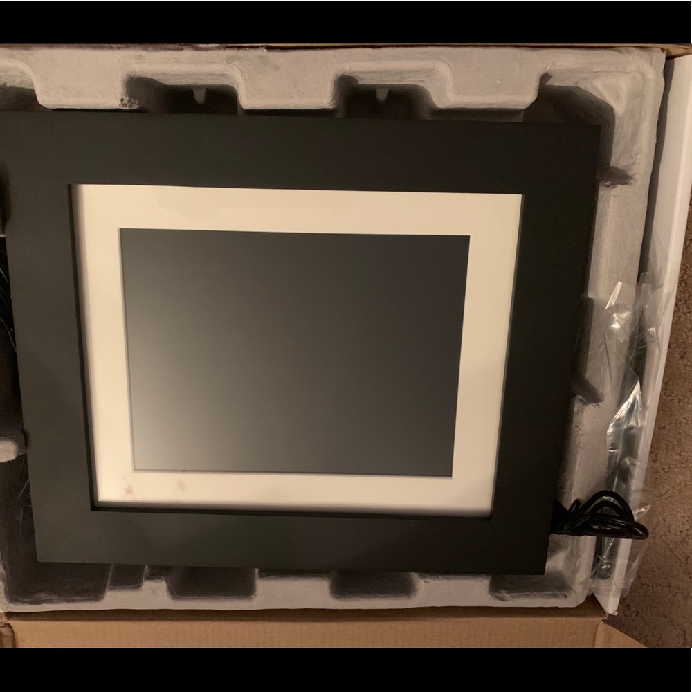 New In Box Digital Picture Frame - Picture 2 of 3